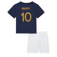 Fotballdrakt Barn Frankrike Kylian Mbappe #10 Hjemmedraktsett VM 2022 Kortermet (+ Korte bukser)